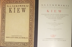 Lukomskij G.C. Kiew. Denkmäler kirchlicher Architektur des XI. bis XIX. Jahrhunderts. Byzantinische Baukunst. Ukrainischer Barock. Лукомский Г.К. Киев. Церковная архитектура XI-XIX веков. Византийское зодчество. Украинское барокко. - München:  Orchis-Verlag - Мюнхен: Издательство «Orchis»,  1923.